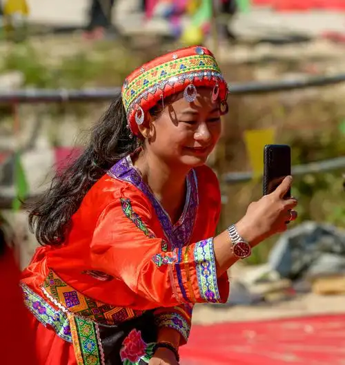 瑶族姑娘庆祠竣