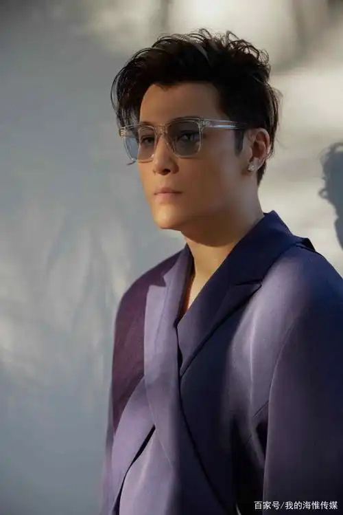 许绍洋受邀出席费加罗之夜 解构风西装利落有致酷飒不羁