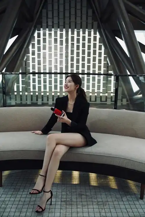 美妆江湖赵露思穿黑色西装搭配黑色高跟鞋变身甜美酷girl