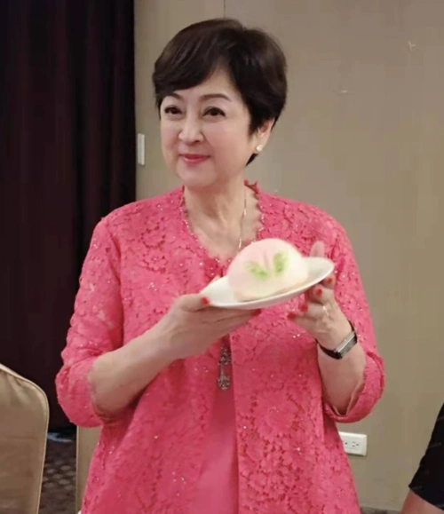 73岁甄珍近照曝光,为李行导演庆生,红光满面气色超好|甄珍|谢贤