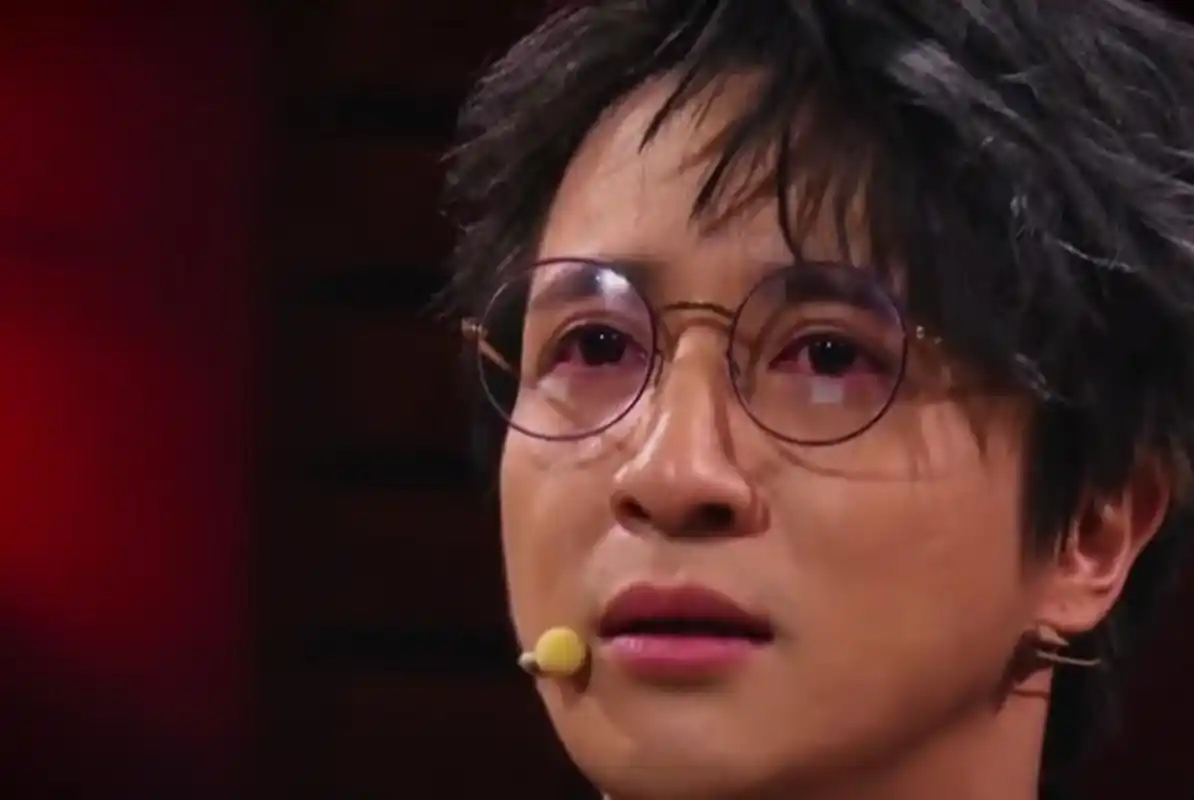 薛之谦参加节目哭红眼眶,粉丝道是真情流露,部分网友则认为是洗白战术