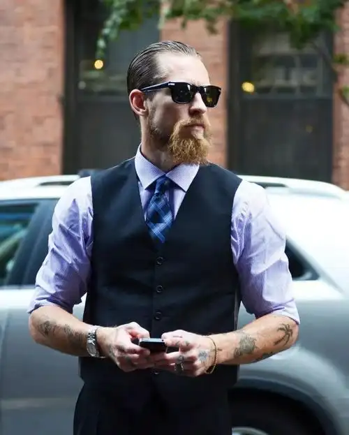 如果你暂时不戴墨镜,可以把它放在西装或衬衫的胸袋里.