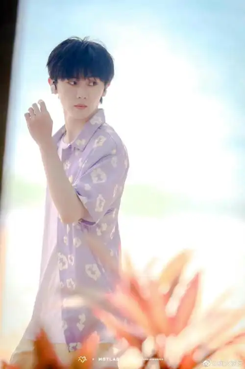 马嘉祺三亚紫色碎花衬衫造型#把应援色穿在身上马哥穿紫色好温柔