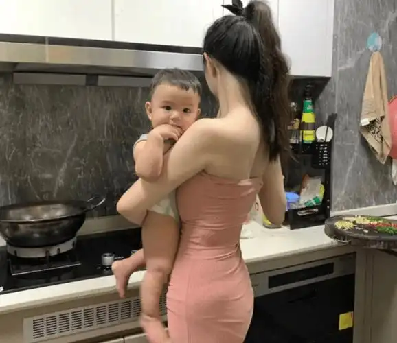 辣妈抱娃做饭爆红网络网友看到菜不淡定了叫外卖吧别烫着孩子