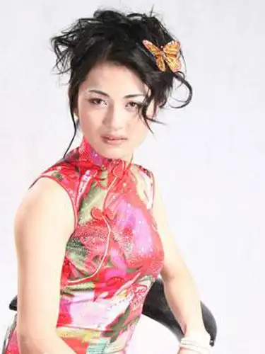 邹开云女装照(资料图)