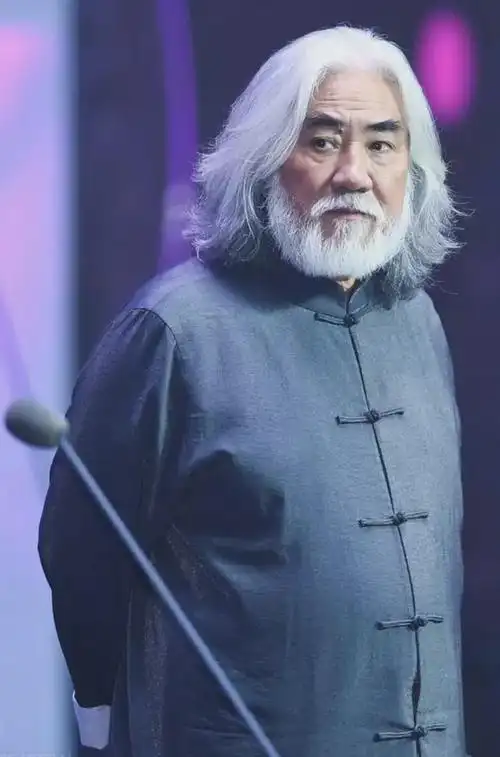 张纪中回应张颂文沙漠捡垃圾被剧组丢下:从未听说相关情况反映_网易