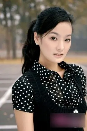 方柏霓称,结婚第二天于震就去上海拍戏,她也随后去剧组陪伴.