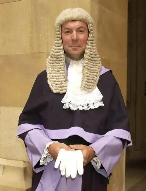 durham-hall),时年67岁,就职于英国布拉德福德皇家法院,担任常驻法官