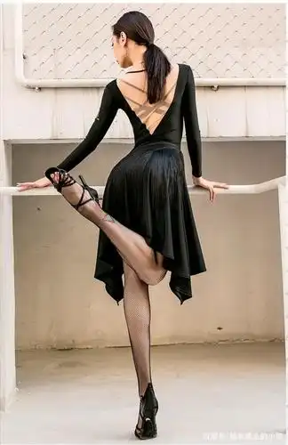 拉丁舞老师真的很美哦,这气质魅力和身材都很棒!