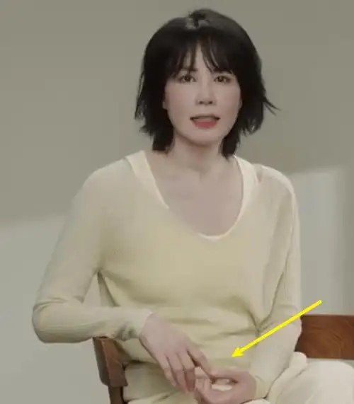 原创52岁王菲代言内衣品牌穿黄色小背心身材姣好不断抠手指显紧张