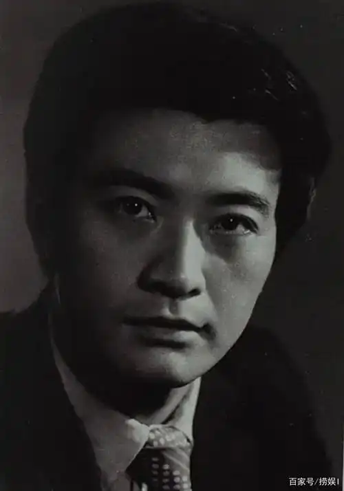 80年代当红男星周里京:因38岁妻子被害身亡退圈,今成北电教授