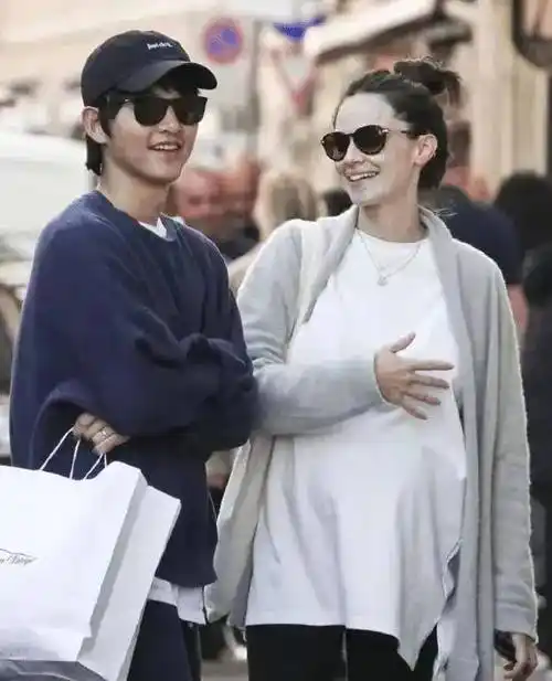 原创宋仲基被吐槽抠门出国旅游不带老婆购物二婚戒指勒肉也不给换