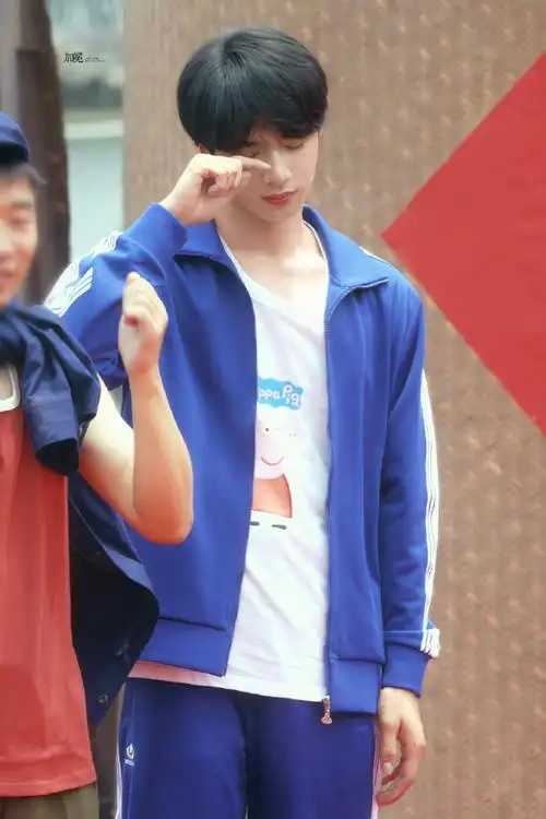 刘耀文萌探2蓝色运动服造型路透##刘耀文萌探探探案