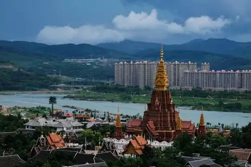 《版纳的告庄小镇》北京平叔摄影佛眼看世界