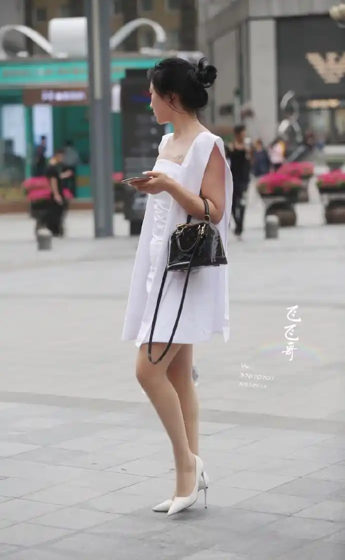 重庆观音桥街拍:每天你工作几个小时 我一般早九晚五省下时间都在整理