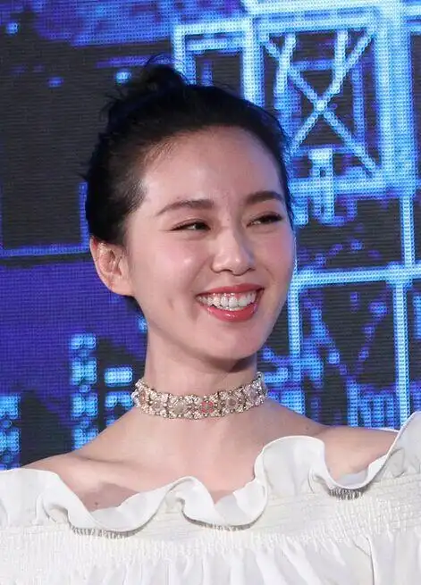 刘诗诗秀"天鹅颈" 现场大笑露齿抢镜