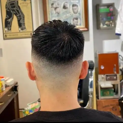 除了传统的小寸头,现代男士发型的选择变得更加多样化,例如周边铲短