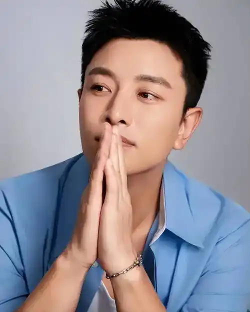 贾乃亮女儿晒旗袍写真12岁甜馨已亭亭玉真美五官精致好像爸爸