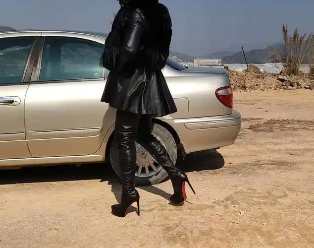 超高跟过膝长靴皮衣女王