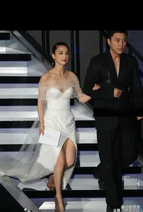 黄圣依的裙子有点肥,穿着穿着就往下点,最后前胸都快掉到肚子