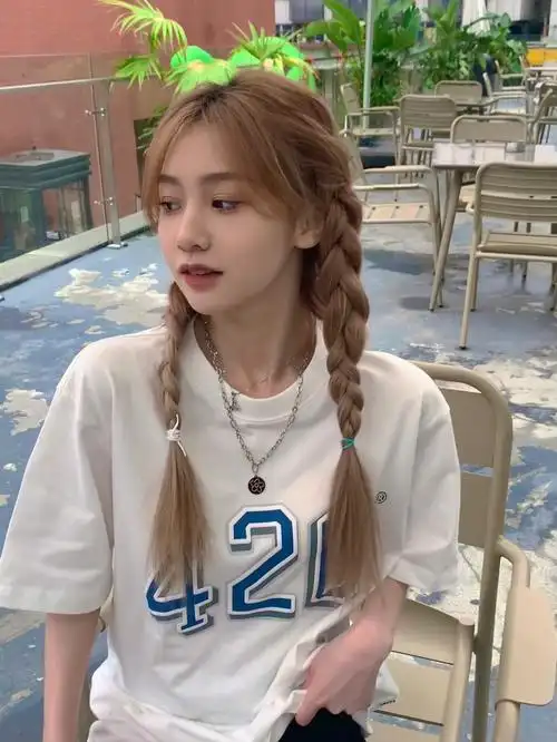 双麻花辫看着好像高中生