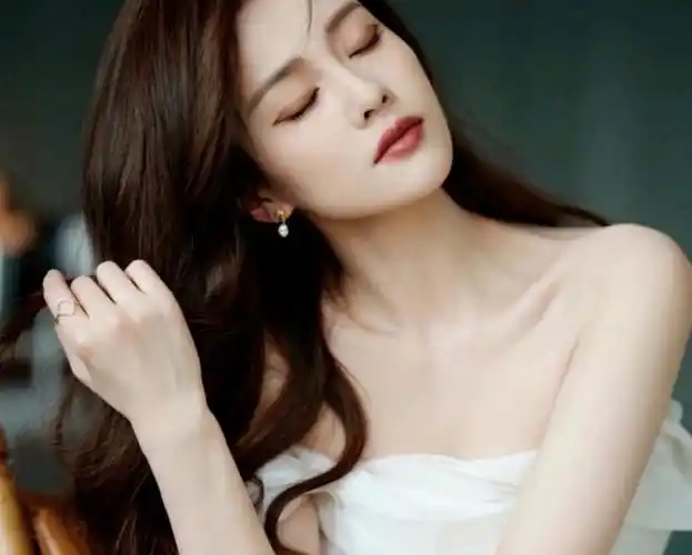 白鹿也太美了吧!身穿抹胸衣服,颜值吊打杨幂,这还是她吗?