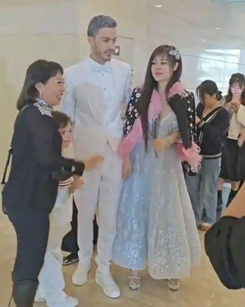 于文红长沙见面会人气高,被主持人称为女神,网友:她是干嘛的|张庭