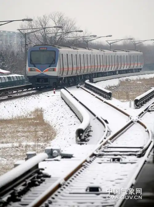 雪天平稳运营13号线城铁列车.(中国气象报记者刘晓林摄影)