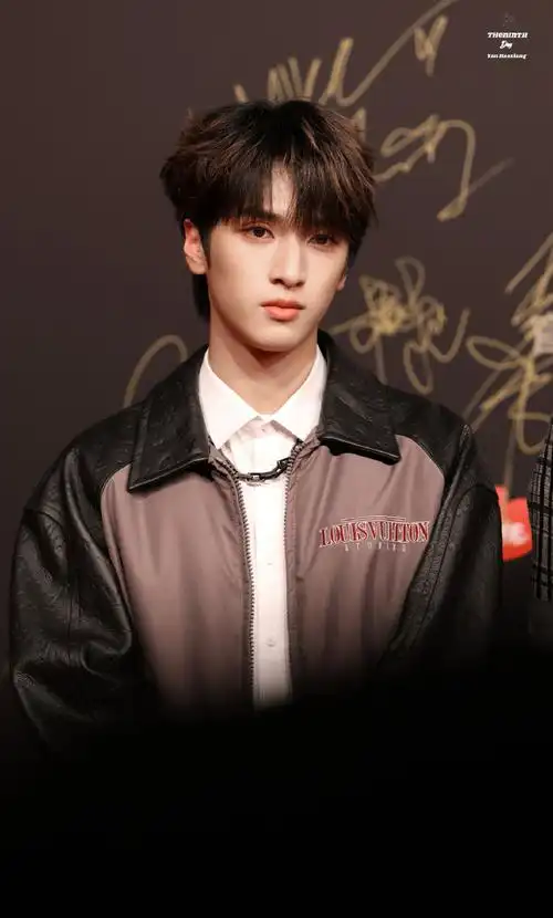 微博音乐盛典红毯##严浩翔微博音乐盛典秋日look