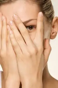 撬开一只眼睛女孩用手捂住脸一只眼睛露出来照片