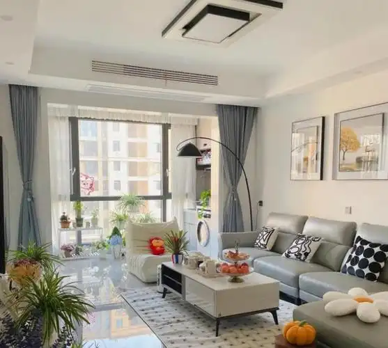 ①,选择白色的乳胶漆为此个人给大家推荐如下小客厅的乳胶漆的颜色