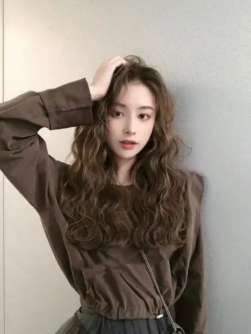 时尚的一款发型,而且风格多变,轻熟,甜美,酷飒风都可以,更适合圆脸