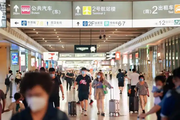 防疫形势趋紧上海虹桥火车站旅客流量略有下降出站口工作人员一字排开