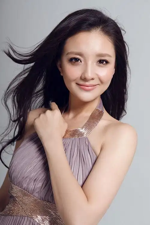 内地人气演员孙茜,有着最亲和温暖的笑容,有着最高贵优雅的气质.