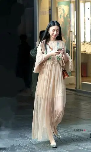 街拍美女长裙飘飘真好看