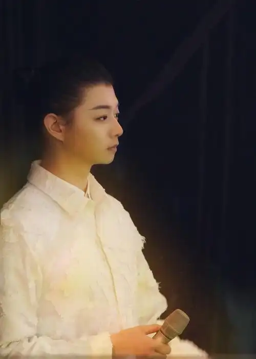 p>霍尊,1990年9月18日出生于上海,中国内地男歌手,音乐人,毕业于 a