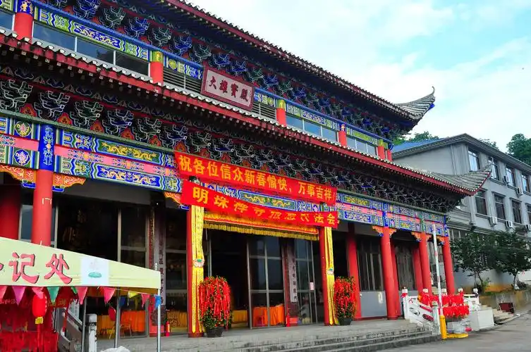 明珠寺地处深山之中,交通不是很方便.