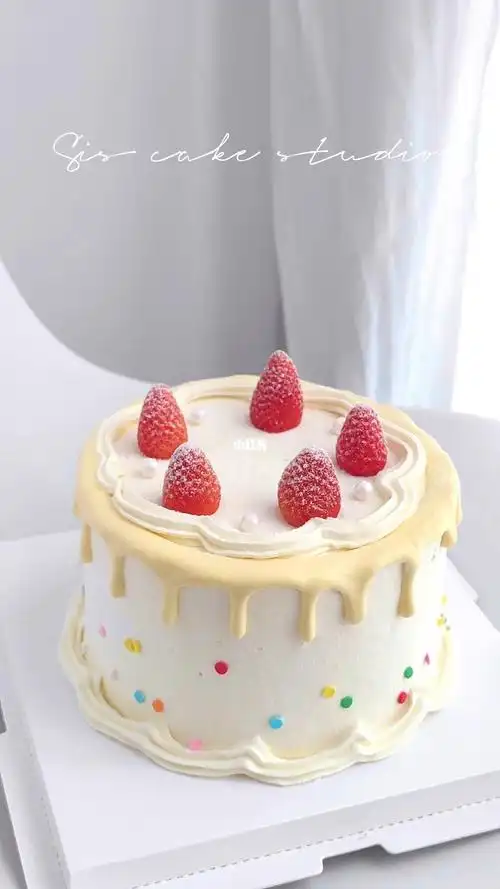 草莓生日蛋糕ins简约风蛋糕