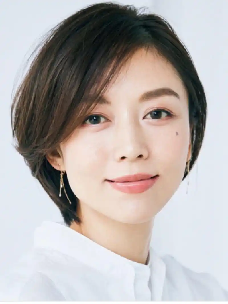 适合40～50岁的女性.根据脸型气质风格设计的发型.