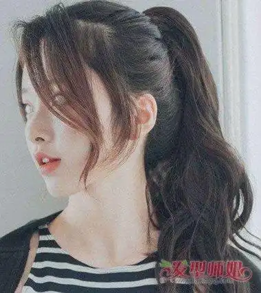 发型脸型 圆脸 >> 胖圆脸如何扎寻常马尾 从平凡马尾中学到的技巧用不