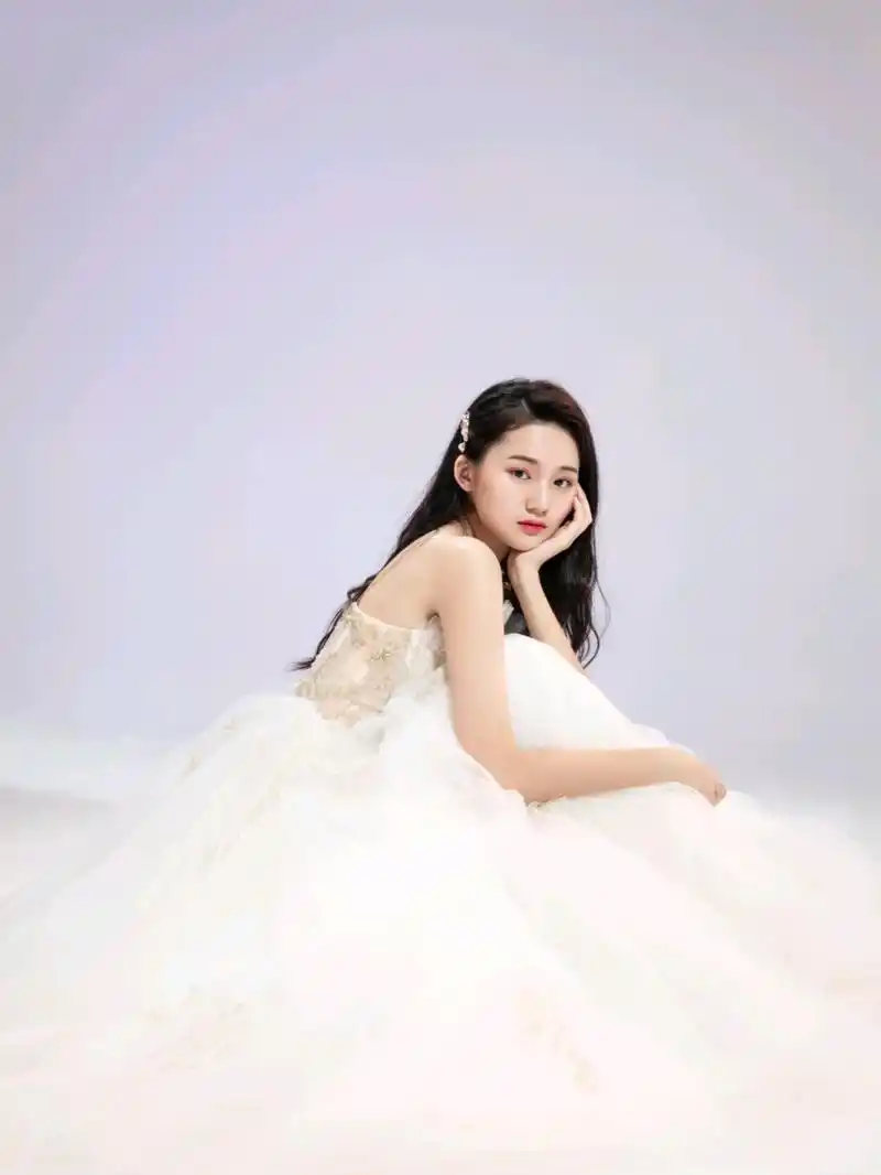 生日的时候,可以来一组单人婚纱照哦!做自己的小公主94