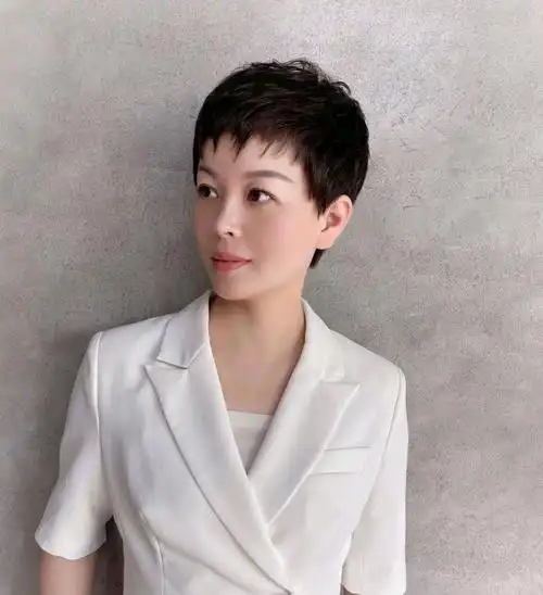 发型的选择方面还是可以选择一些打破常规的发型,不规则刘海短发就是