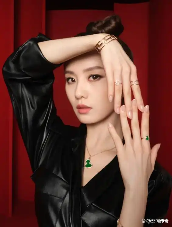 刘诗诗佩戴翡翠葫芦,宛如璀璨的星辰,让人为之倾倒!