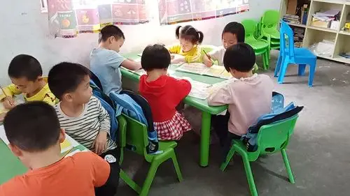 东方红幼儿园大1班小朋友们在课堂非常喜欢上课,画画,写字,练习,操作!