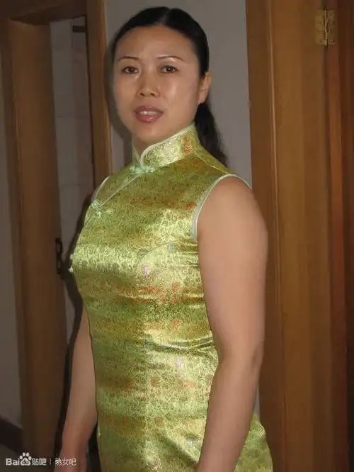 三分春色,二分月影,一半花仙. 徐娘不老风流韵,轻窕隐眉端.