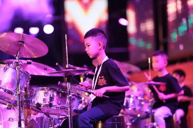 冉冉升起的小明星——儿童爵士鼓演奏