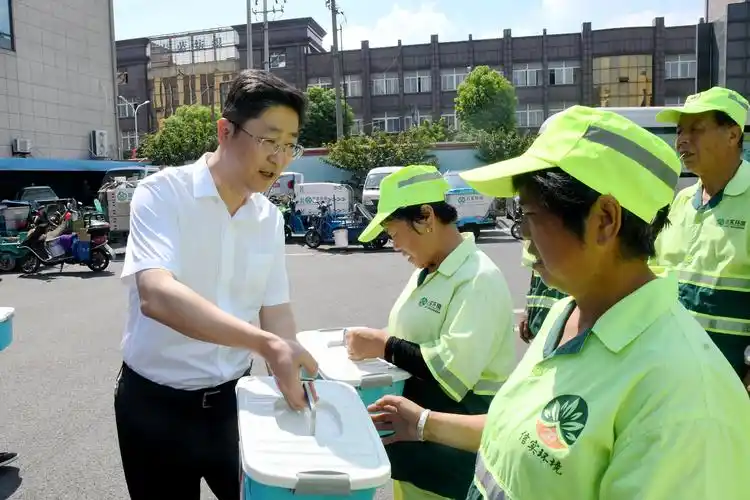 送清凉,暖人心!周庄镇开展夏季高温慰问活动