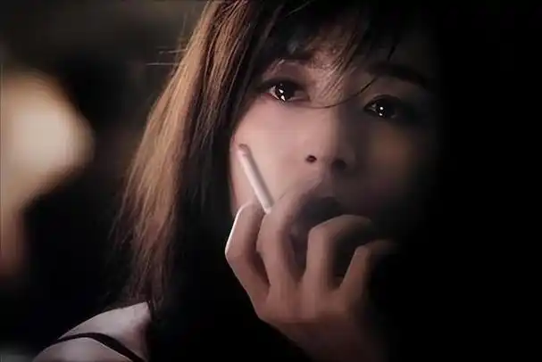 消失8年后,张静初自爆无性无爱生活守着一屋子"破烂"