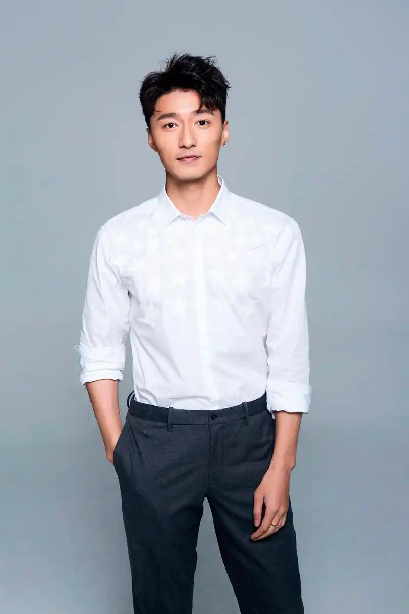 金泽灏白衬衫写真曝光清朗有质眼神撩人