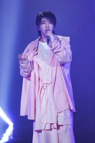 【歌手第九期】华晨宇花仙子造型吸睛!献唱小爱～我好想爱这个世界啊